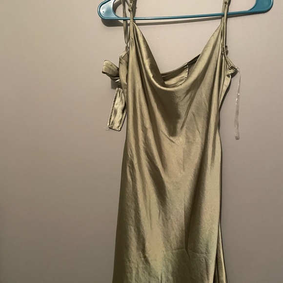 Green silky dress - Picture 6 of 7